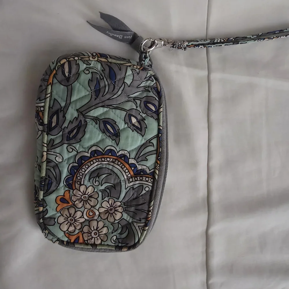 Quilted Floral Wristlet Wallet in Mint and Navy - Picture 2 of 3